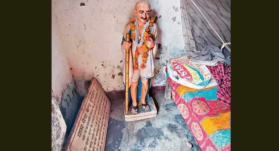 गांधी की पुरानी मूर्ति
