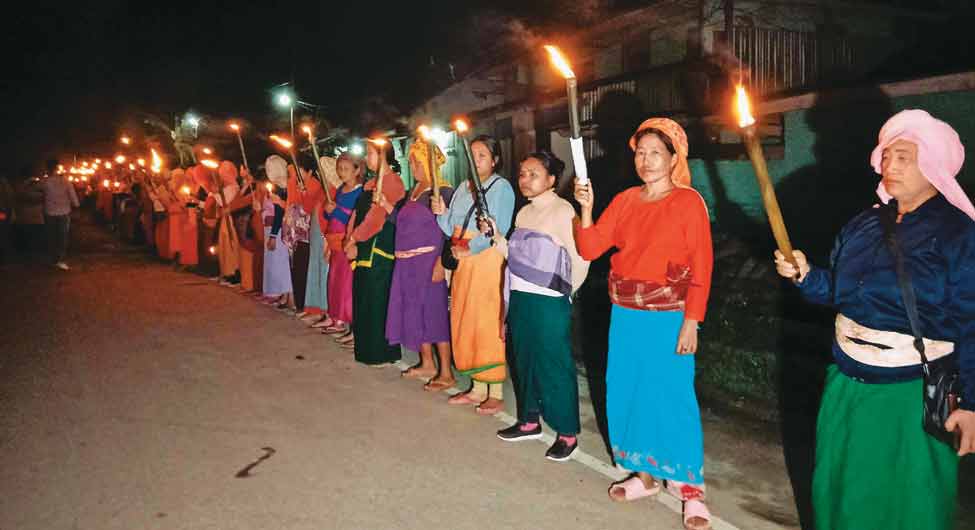 शांति की पहलः मानव शृंखला में अमन की गुहार लगाती महिलाएं