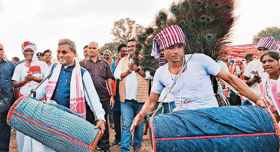 आदिसवासियों को लुभाने की कवायदः बाबूलाल मरांडी
