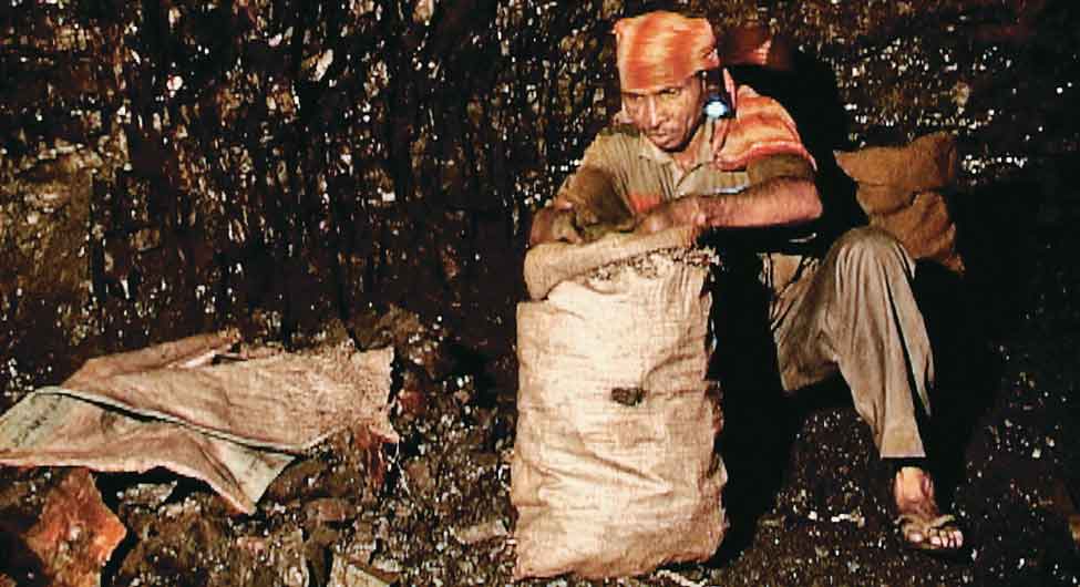 काला सोनाः उद्योगपतियों के लिए कोयला फायदे का सौदा, मजदूरों के लिए मौत का सामान