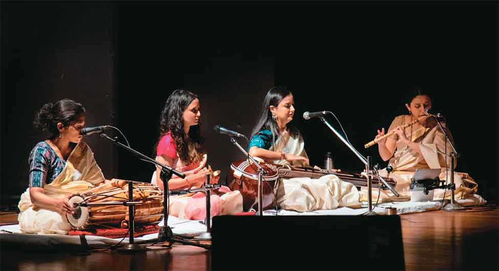 मर्दला पर नम्रता दुबे, पूर्वजा कुमार, गायिका आसावरी श्रीवास्तव और बांसुरी पर नैथाली रमिरेज