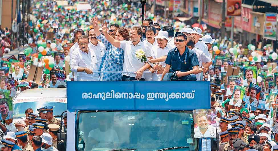 कांग्रेस नेता राहुल गांधी के रोड शो