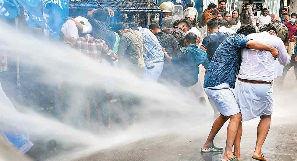 बोलने का दंडः तिरुवनंतपुरम में नीट परिणाम का विरोध करने पर वॉटर कैनन चलाती पुलिस 
