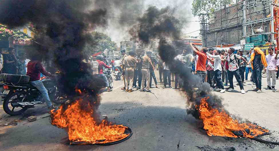 बेकाबू गुस्साः पटना में नीट परिणाम पर विरोध इतना उग्र हुआ कि छात्रों ने आग लगा दी