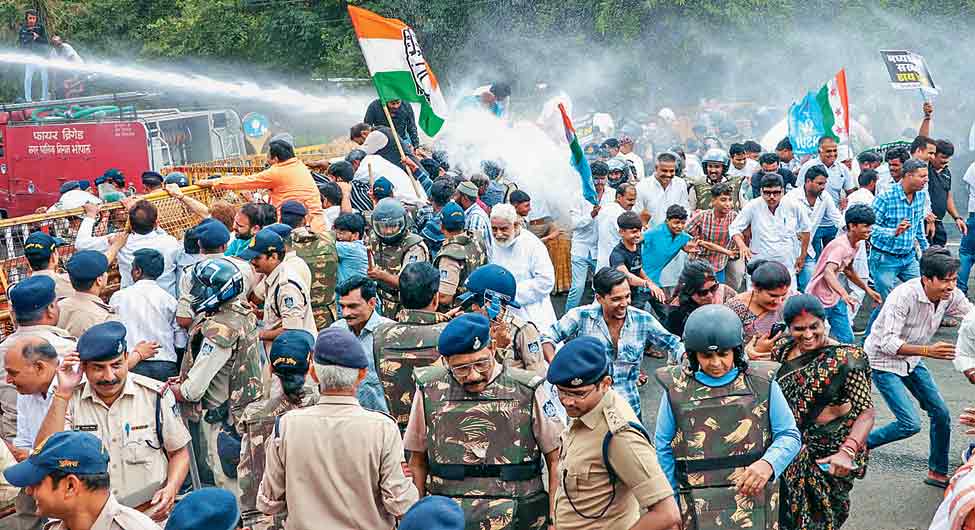 दमनः मानसून सत्र के पहले दिन प्रदर्शनकारियों पर भोपाल में चली वॉटर कैनन