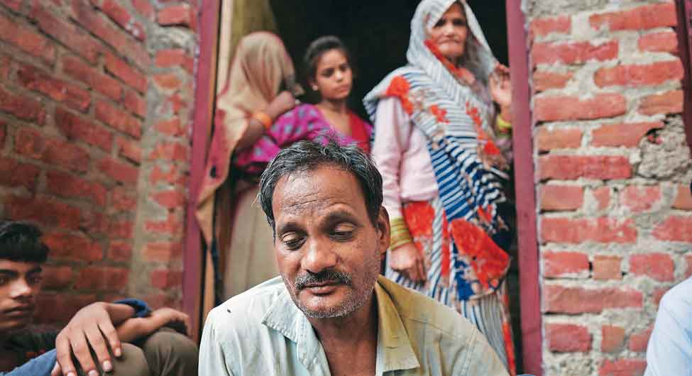 पत्नी और नौ साल की बच्ची को गंवा बैठे विनोद कुमार 