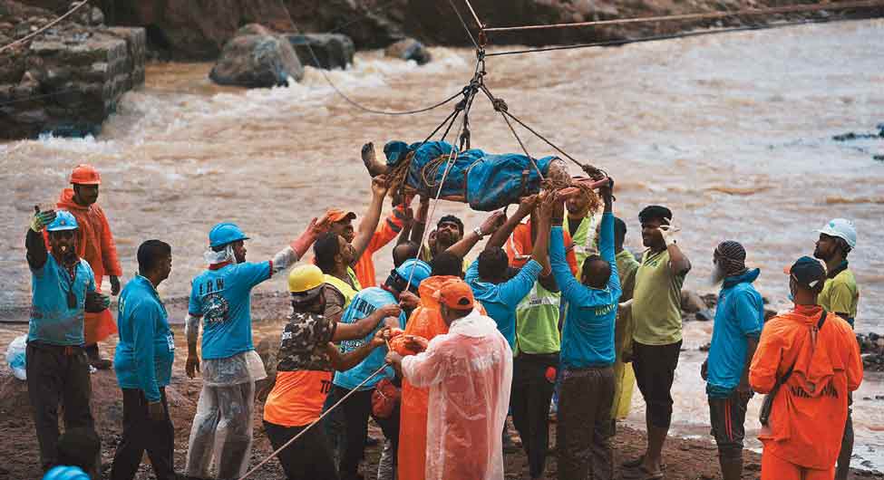 तबाही के बीच जिंदगी बचाने के लिए जुटे राहतकर्मी