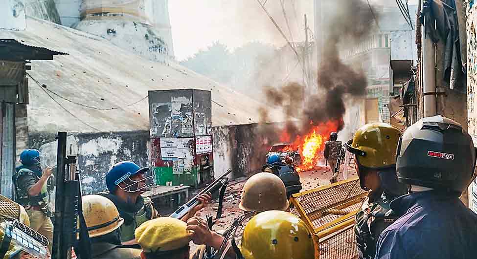 संभल में पुलिसिया कार्रवाई