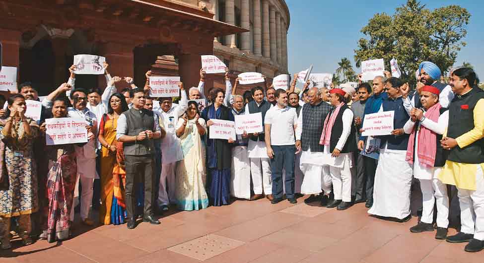 जंजीरों के खिलाफः संसद परिसर में अमेरिका के दुर्व्यवहार के विरोध में विपक्ष का प्रदर्शन