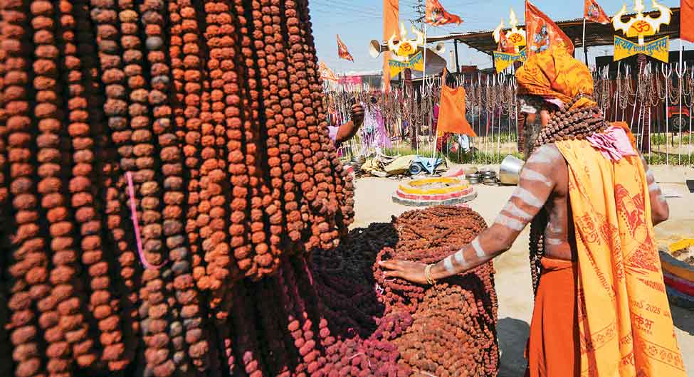 रुद्राक्ष की माला निहारता साधु