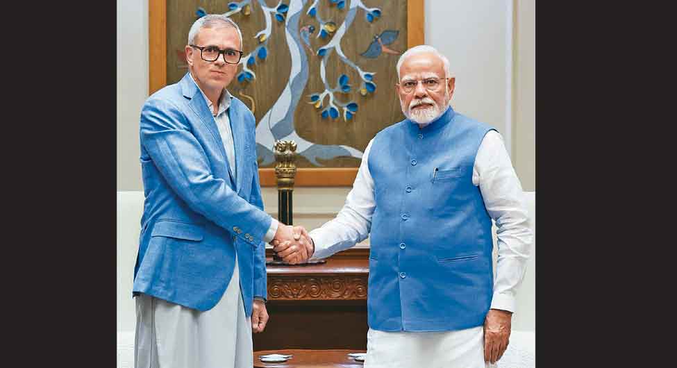 अपनी चिंताएंः दिल्ली में 3 मई को प्रधानमंत्री मोदी से मिले मुख्यमंत्री उमर अब्दुल्ला (बाएं) 