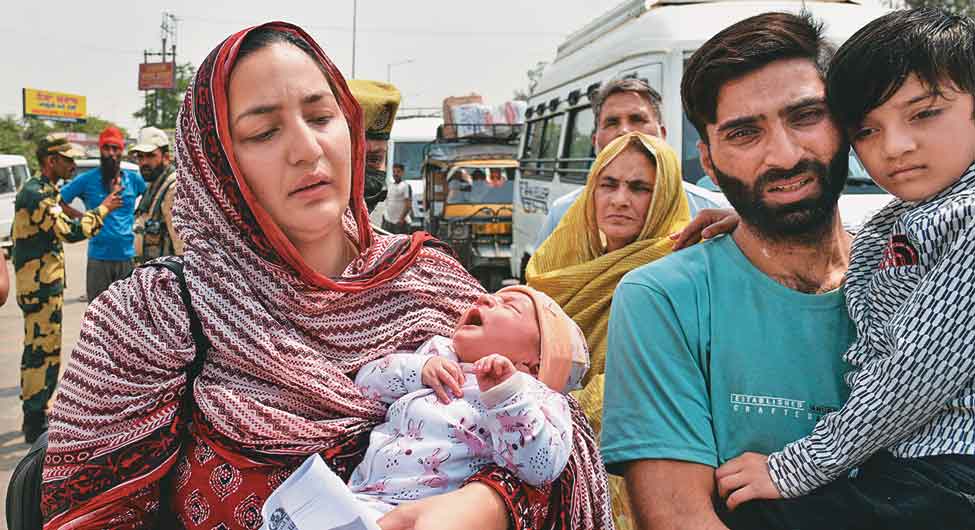 नई परेशानीः 20 दिन के नवजात के साथ पाकिस्तानी मां 