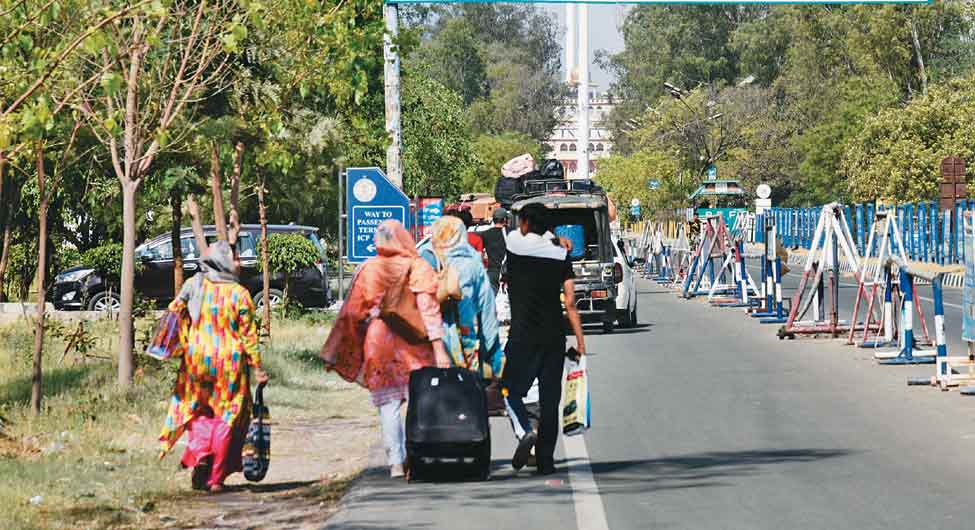 सीमा पार करते पाकिस्तानी नागरिक