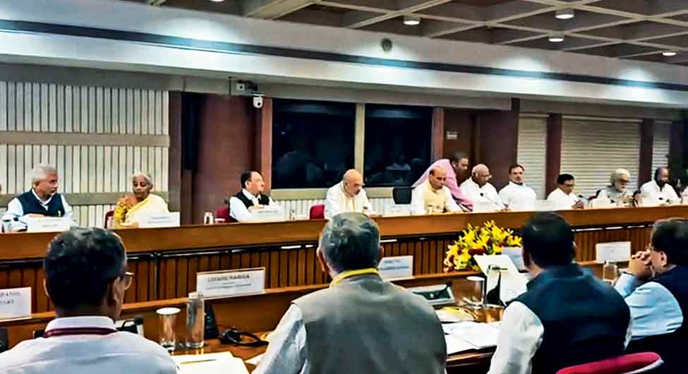 साख का सवालः हमले के बाद दिल्ली में सर्वदलीय बैठक में गृह मंत्री अमित शाह 