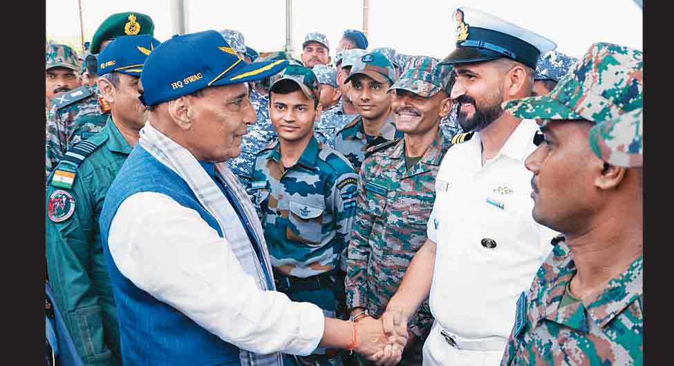 अभिनंदनः भुज एयरबेस पहुंचे राजनाथ सिंह 