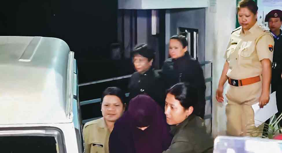 पकड़ मेंः सोनम को गिरफ्तार कर ले जाती मेघालय पुलिस