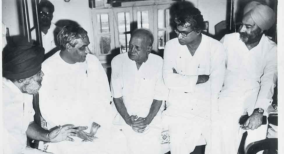 जुटानः जयप्रकाश नारायण (बीच में) के साथ अटल बिहारी बाजपेयी और जॉर्ज फर्नांडिस वगैरह