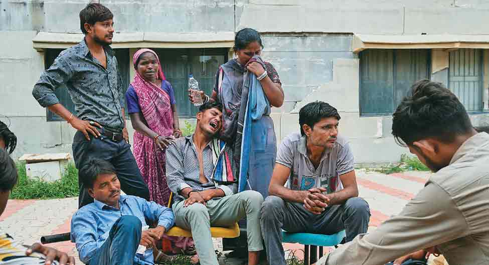 अस्पताल के बाहर गमगीन माहौल
