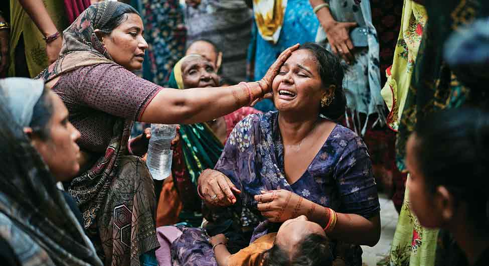 अस्पताल के बाहर विलाप