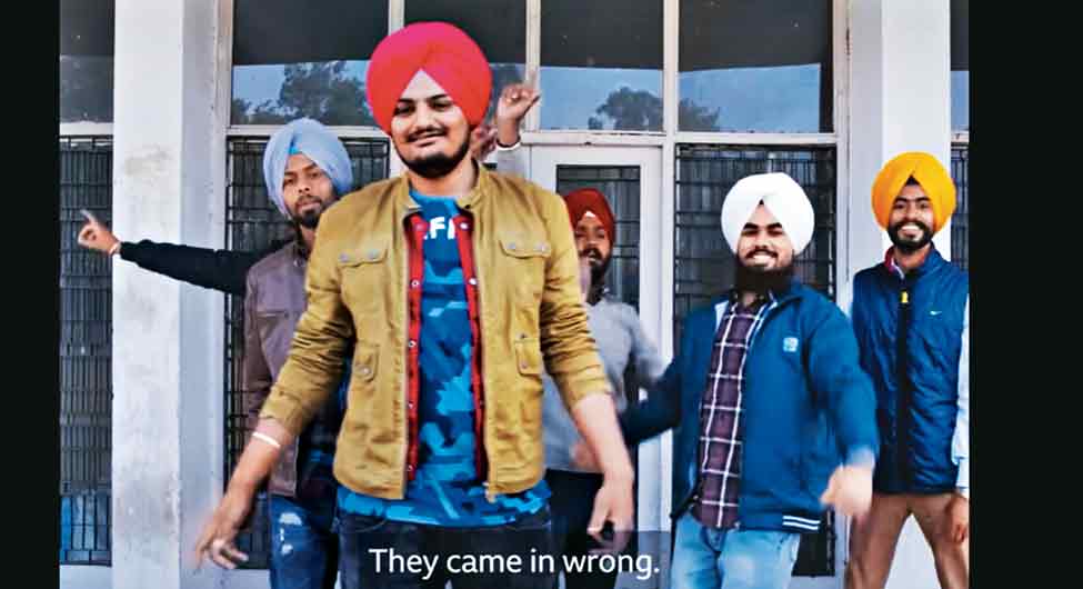 टशन मेंः अपने एक वीडियो एल्बम में सिद्धू मूसेवाला (सबसे आगे) 