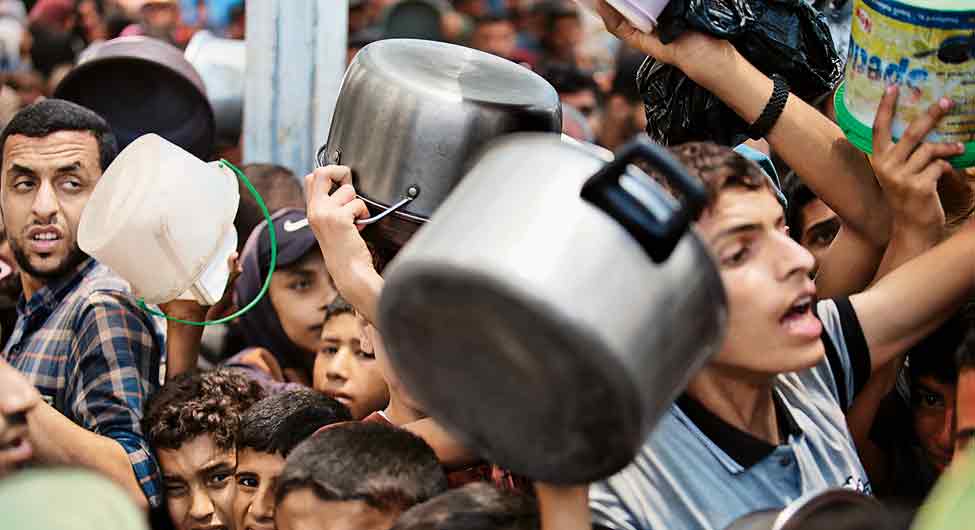 मदद सामग्री के लिए बच्चों की कतार