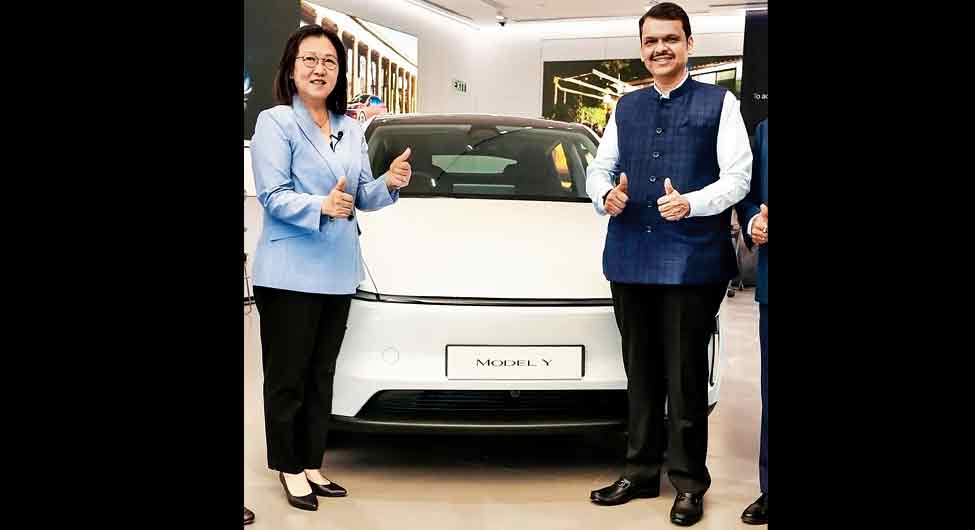मुंबई में टेस्ला शो रूम के उद्घाटन अवसर पर महाराष्ट्र के मुख्यमंत्री देवेन्द्र फड़णवीस