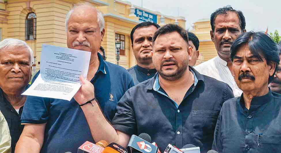 पटना में विधानसभा परिसर में महागठबंधन का प्रदर्शन