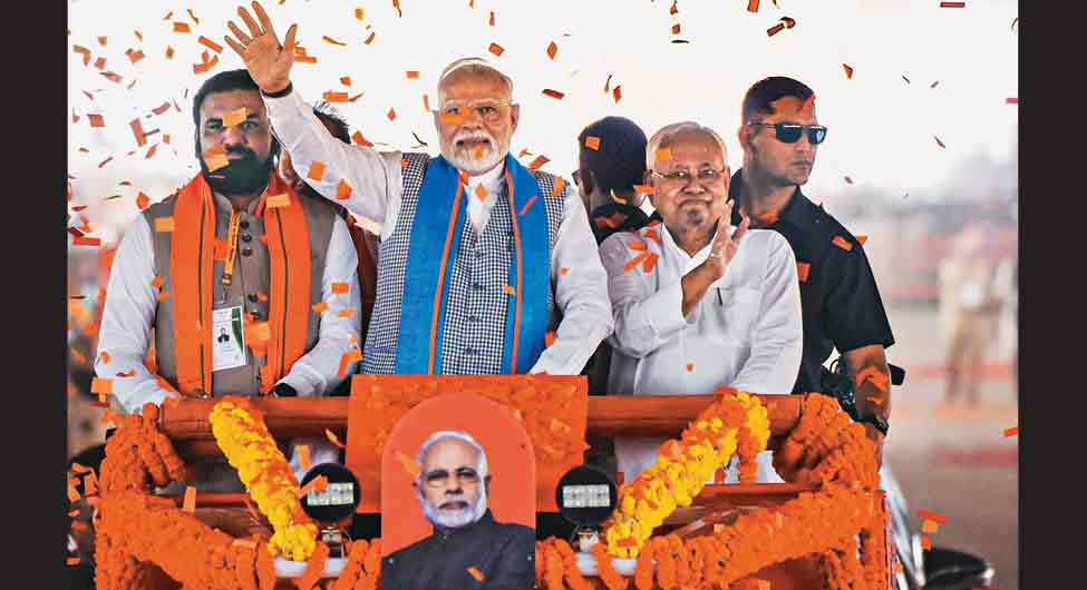 एनडीए की बाजीः सीवान की रैली में प्रधानमंत्री नरेंद्र मोदी के साथ सम्राट चौधरी और नीतीश कुमार
