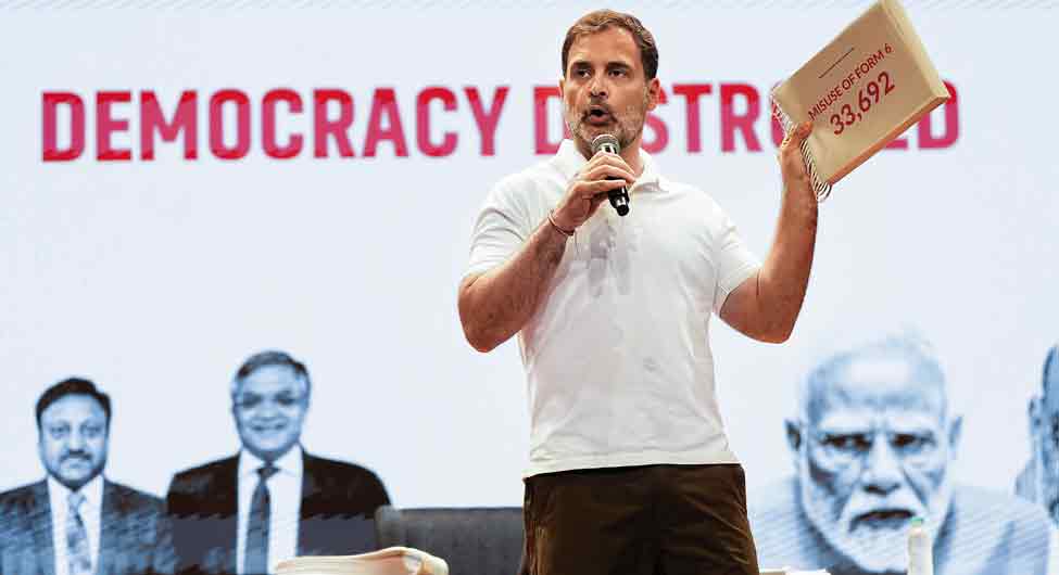 प्रेस कॉन्फ्रेंस में राहुल गांधी