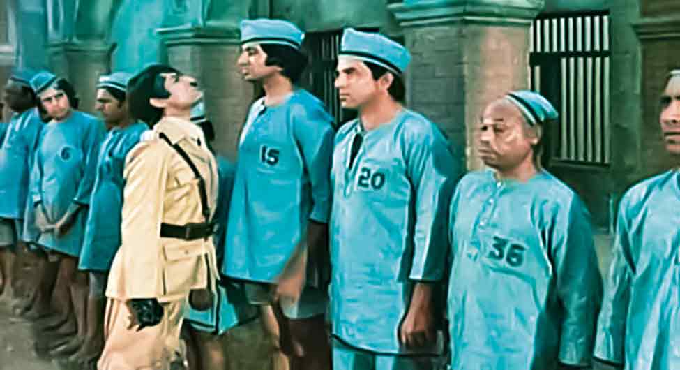 शोले के चर्चित पात्र अंग्रेजों के जमाने के जेलर की भूमिका में असरानी