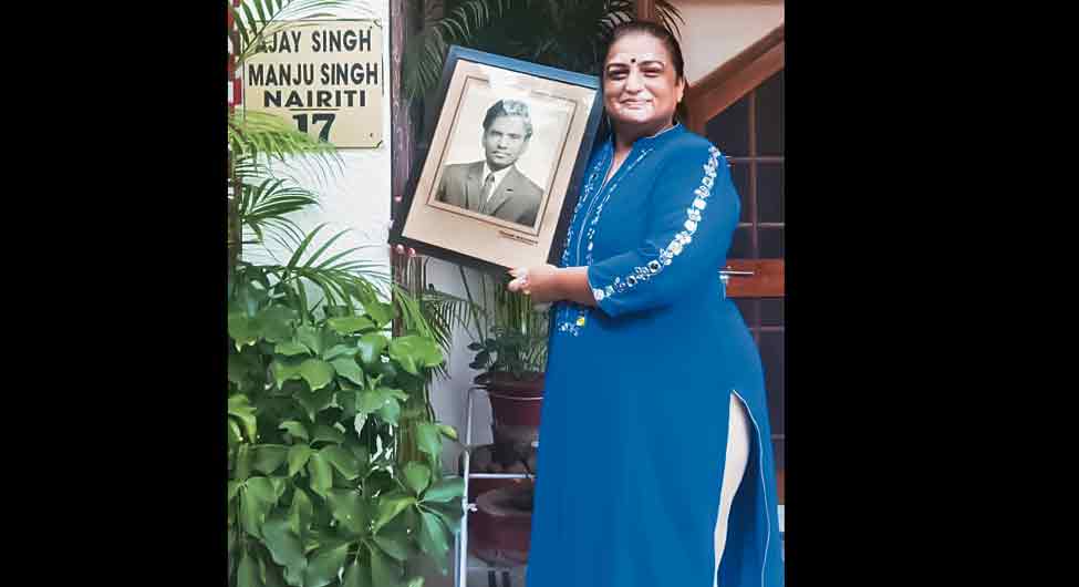 अतीत के पन्नों सेः नाहर सिंह की तस्वीर के साथ भतीजी मंजू सिंह
