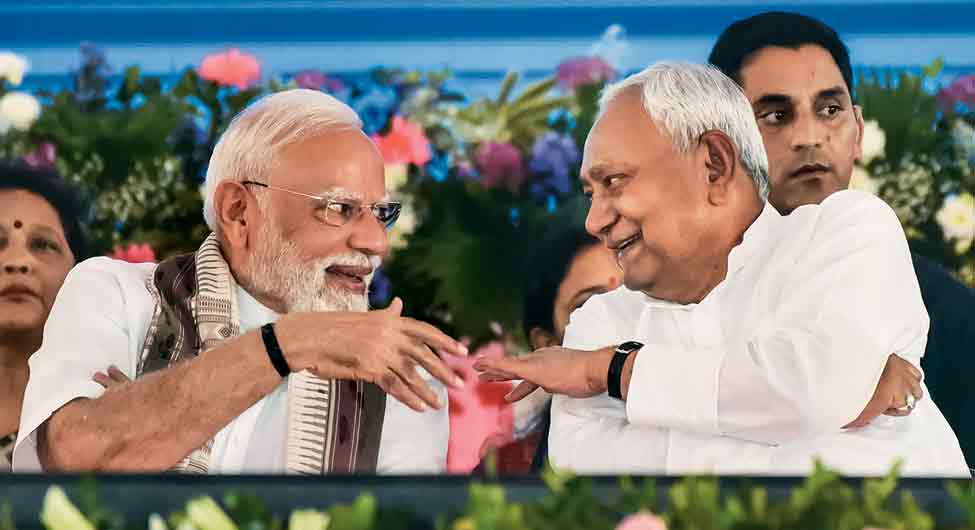 नीतीश कुमार के साथ प्रधानमंत्री नरेंद्र मोदी