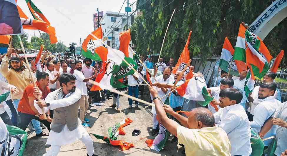 खिसियाहटः प्रधानमंत्री की मां को गाली देने के आरोप में बिहार कांग्रेस दफ्तर सदाकत आश्रम के बाहर भाजपाइयों ने तोड़फोड़ की