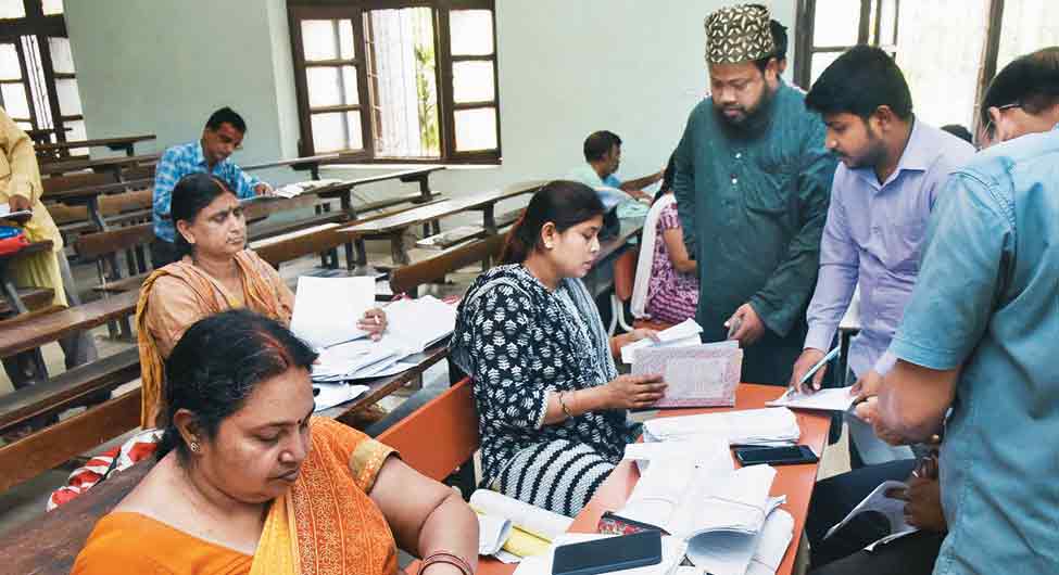 हर हाल बेगानेः एसआइआर के नाम पर खास समुदाय के लोगों को निशाना बनाया जा रहा है