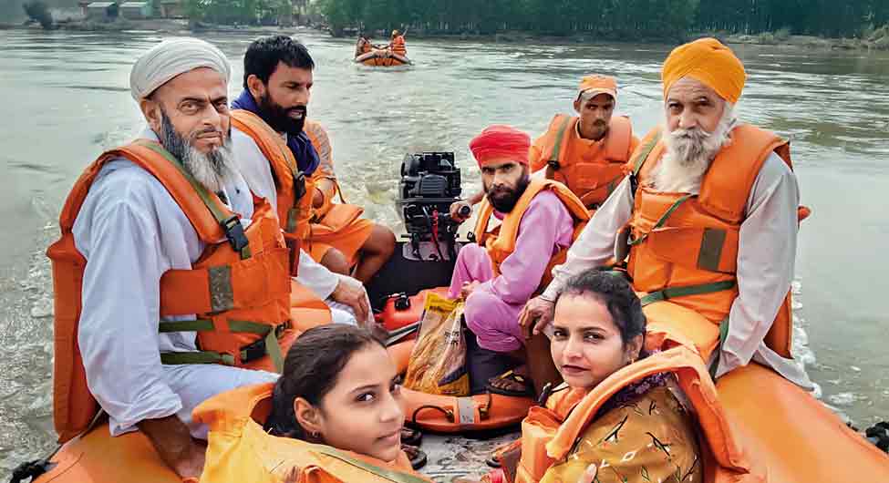 पानी-पानीः पंजाब में बाढ़ में फंसे लोगों को निकालती एनडीआरएफ की टीम 