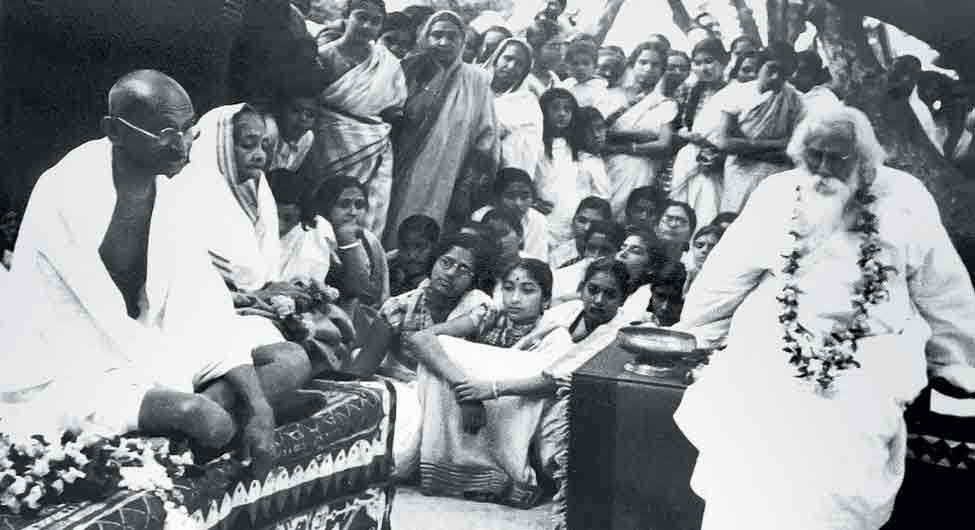 कविगुरु और महात्माः शंतिनिकेतन में रवि बाबू के साथ गांधी और कस्तूरबा