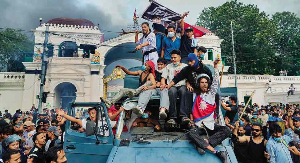 उखाड़ फेंकाः विद्रोह की आग ऐसी फैली की सत्ता हिल गई 