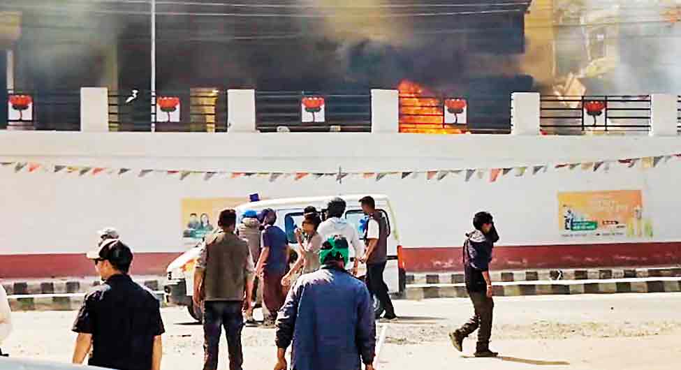 भीड ने लद्दाख स्थिति भाजपा कार्यालाय में आग लगा दी