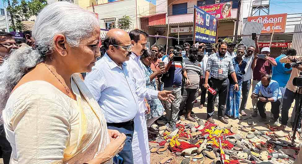 केंद्रीय वित्तमंत्री निर्मला सीतारमण ने भी करूर का दौरा किया और भगदड़ क्षेत्र का दौरा किया