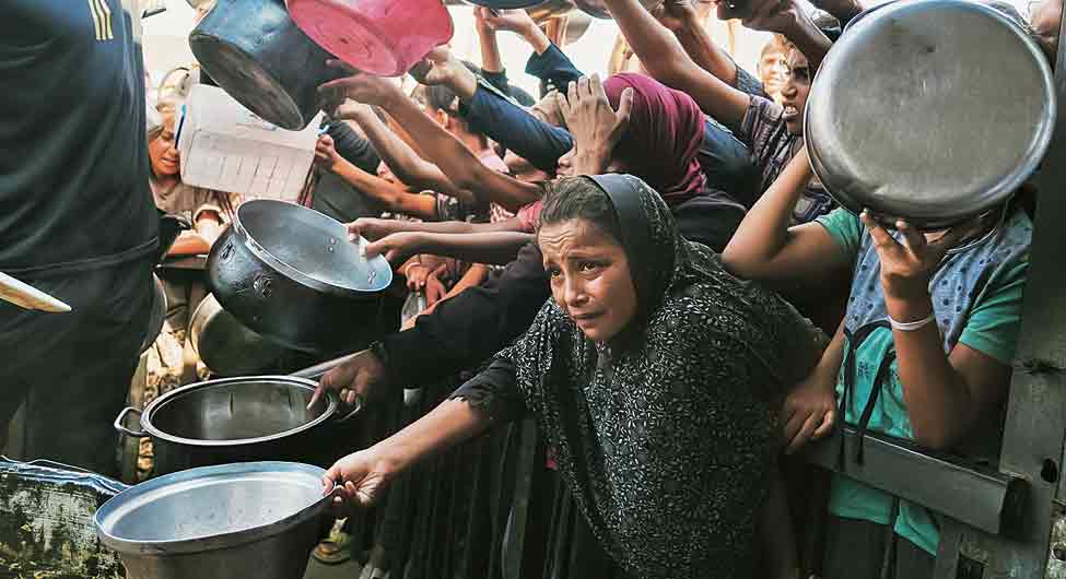 गजा में भोजन की मदद के लिए कतारबद्ध लोग
