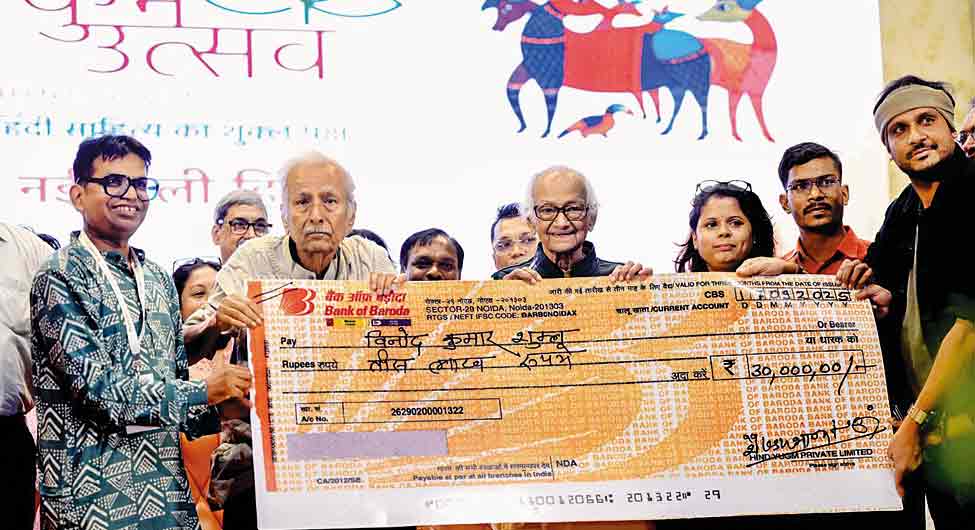 बेमिसाल घटनाः रायपुर में विनोद कुमार शुक्ल को 30 लाख रुपये का चेक सौंपने का समारोह 