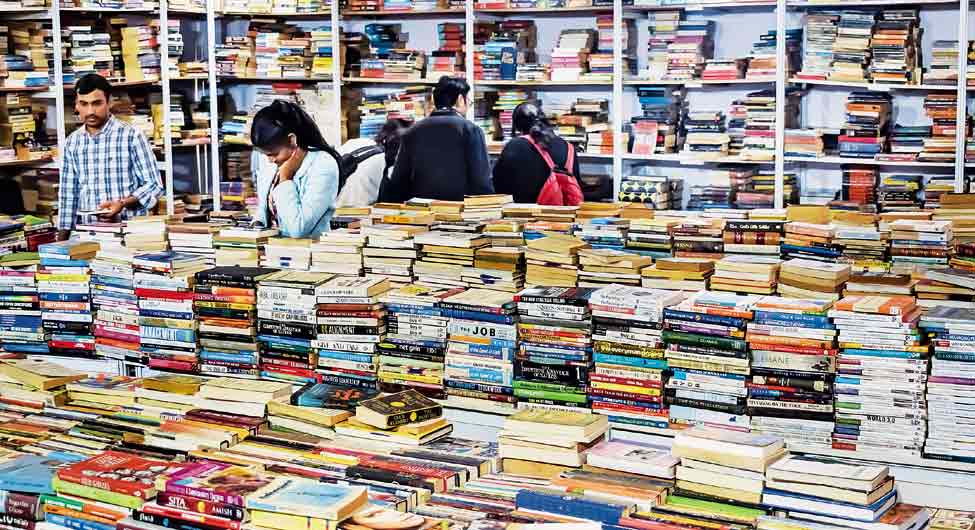 पुस्तक मेले में मनपसंद किताबों की खरीद