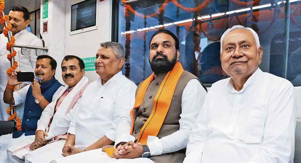 आखिरी वक्त के ऐलानः पटना में महज तीन किमी की अधूरी मेट्रो का उद्घाटन करते नीतीश आखिरी वक्त के ऐलानः पटना में महज तीन किमी की अधूरी मेट्रो का उद्घाटन करते नीतीश