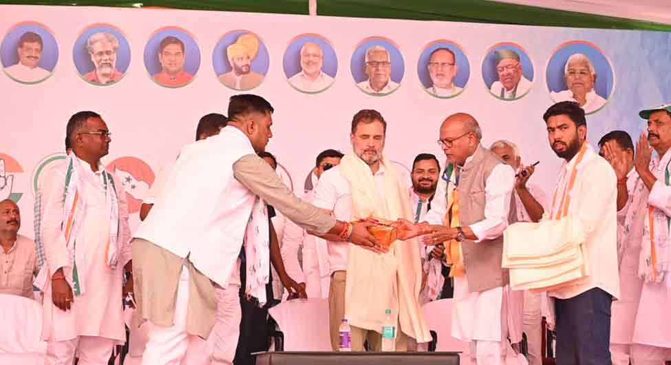 साध रहे निशानाः कुटुम्बा की चुनावी रैली में राहुल गांधी और प्रदेश अध्यक्ष राजेश राम साध रहे निशानाः कुटुम्बा की चुनावी रैली में राहुल गांधी और प्रदेश अध्यक्ष राजेश राम