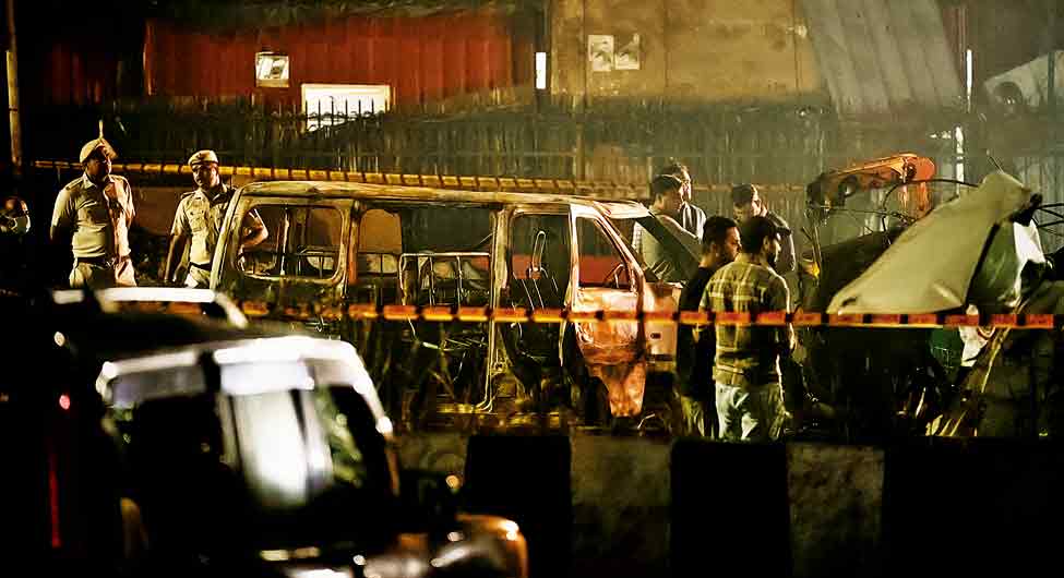 आतंक का सायाः विस्फोट के बाद जांच करते अधिकारी आतंक का सायाः विस्फोट के बाद जांच करते अधिकारी