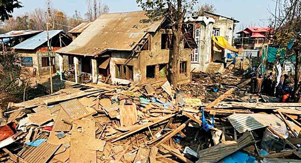 पुलवामा में उमर का घर ढहाया गया पुलवामा में उमर का घर ढहाया गया