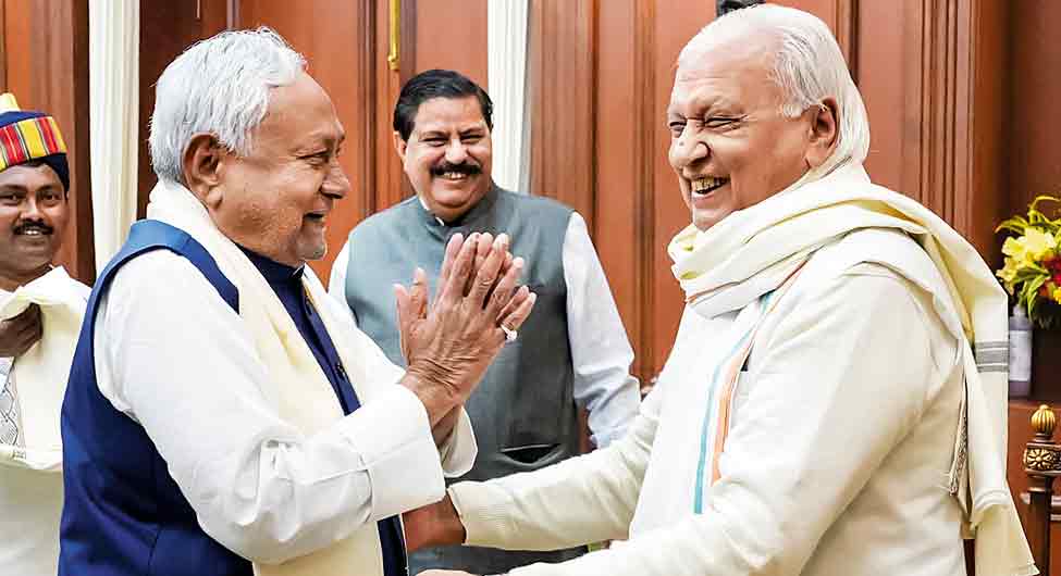 राज्यपाल से मिलते नीतीश राज्यपाल से मिलते नीतीश