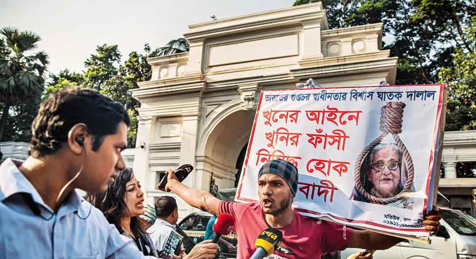 अदालत के बाहर भीड़ अदालत के बाहर भीड़