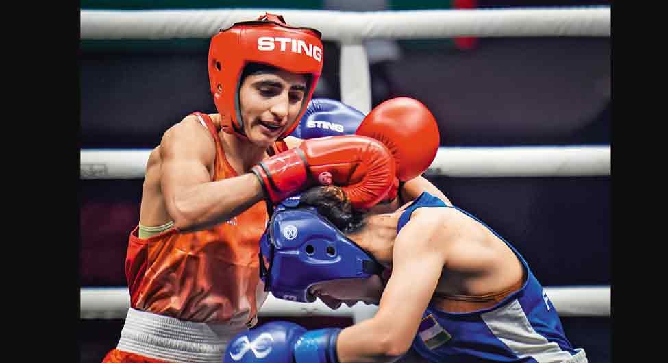 दे दनादनः मीनाक्षी हुड्डा के पंच से पस्त विरोधी खिलाड़ी दे दनादनः मीनाक्षी हुड्डा के पंच से पस्त विरोधी खिलाड़ी