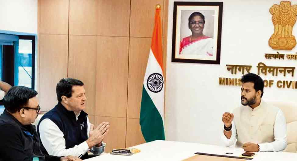 गड़बड़ी तो हुईः उड्डयन मंत्री के साथ इंडिगो सीईओ पीटर एल्बर्स (बाएं) 